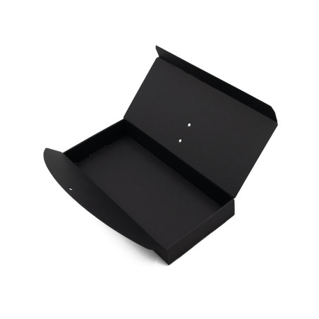 Schwarze längliche Box mit Schleife