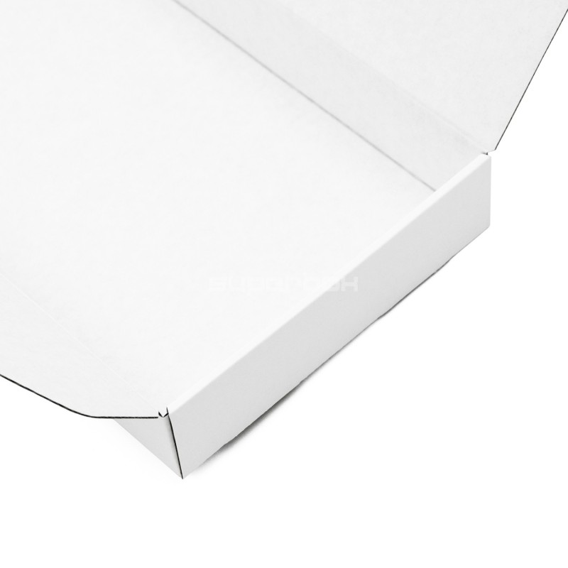 Weiße längliche Box mit Schleife