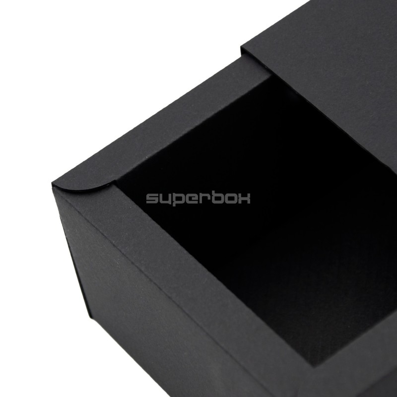 Schwarze Box mit Hülle für ein Glas