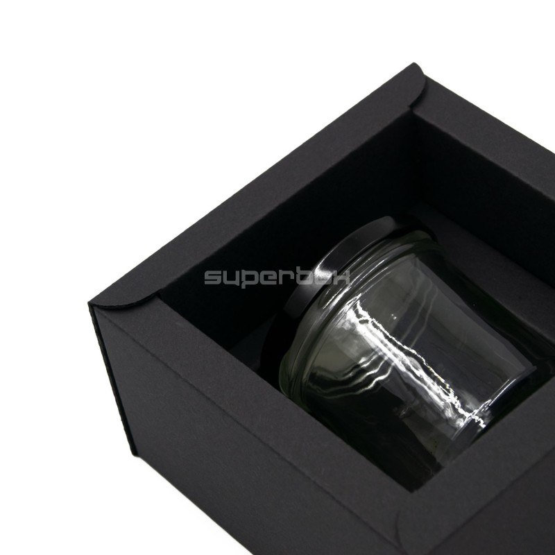 Schwarze Box mit Hülle für ein Glas