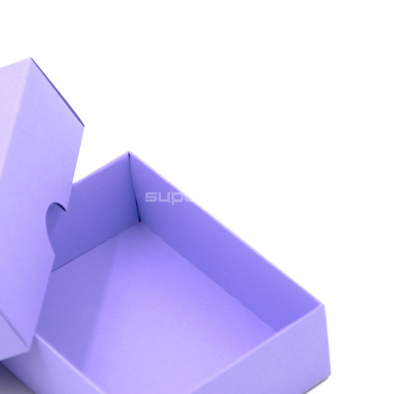Zweiteilige kleine rechteckige Geschenkbox in lila aus Karton