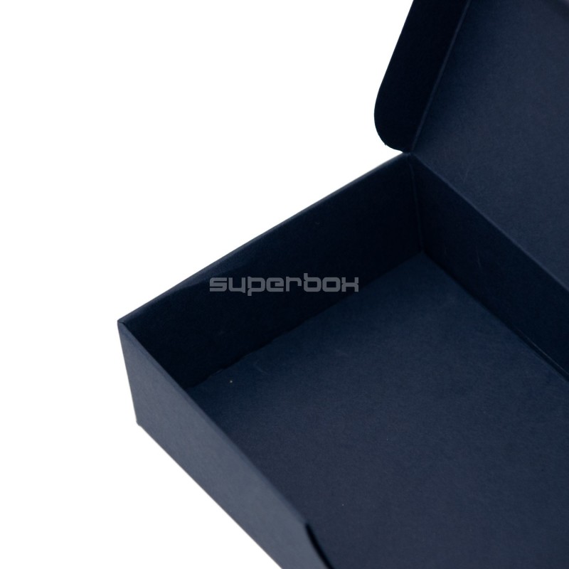 Längliche Geschenkbox aus blauem dekorativem Karton