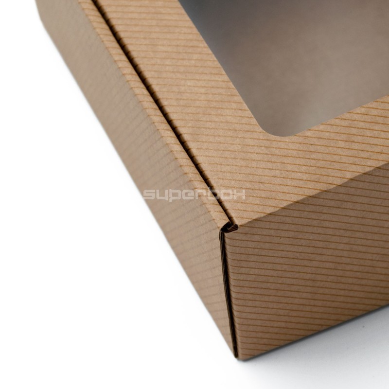 Braune quadratische Geschenkbox mit Fenster und Linienmuster