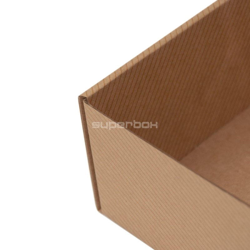 Braune quadratische Geschenkbox mit Fenster und Linienmuster