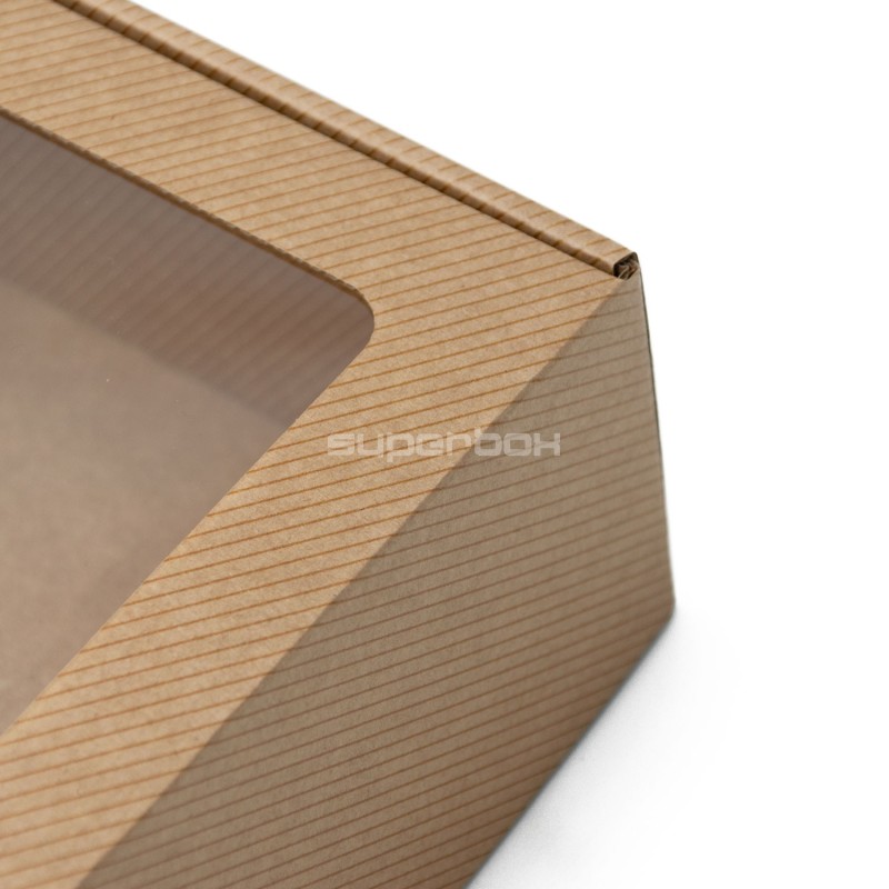 Kleine braune quadratische Box mit Fenster und Linienmuster