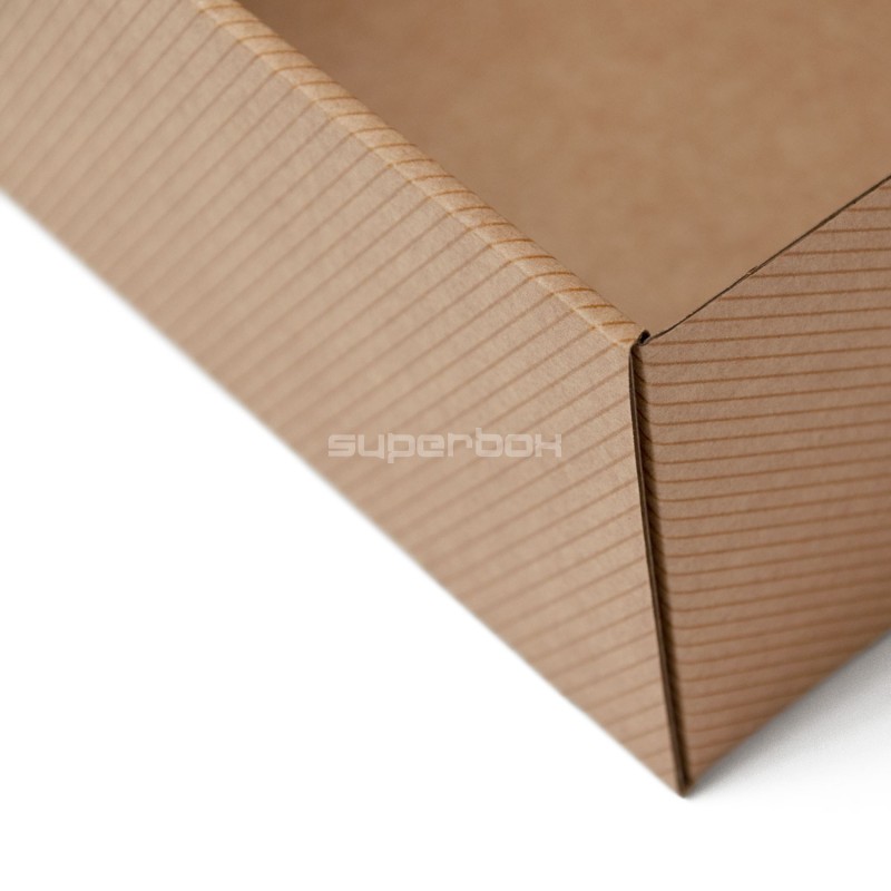 Kleine braune quadratische Box mit Fenster und Linienmuster