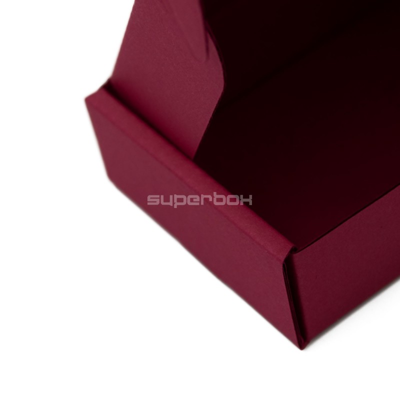 Kleine kirschrote Box zum Verpacken kleiner Artikel