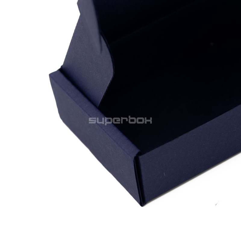 Schöne kleine dunkelblaue Box zum Verpacken kleiner Artikel