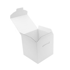 Weiße große würfelförmige Box aus Wellpappe