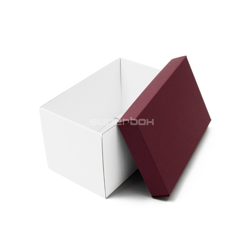 Weiße sehr tiefe Kartonbox mit weinrotem Deckel