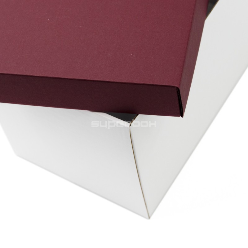 Weiße sehr tiefe Kartonbox mit weinrotem Deckel