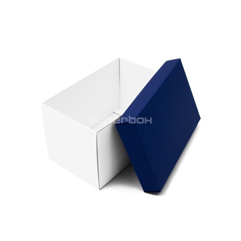 Weiße sehr tiefe Kartonbox mit blauem Deckel