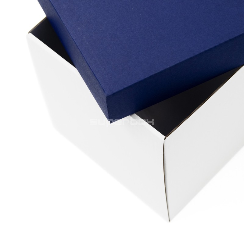 Weiße sehr tiefe Kartonbox mit blauem Deckel