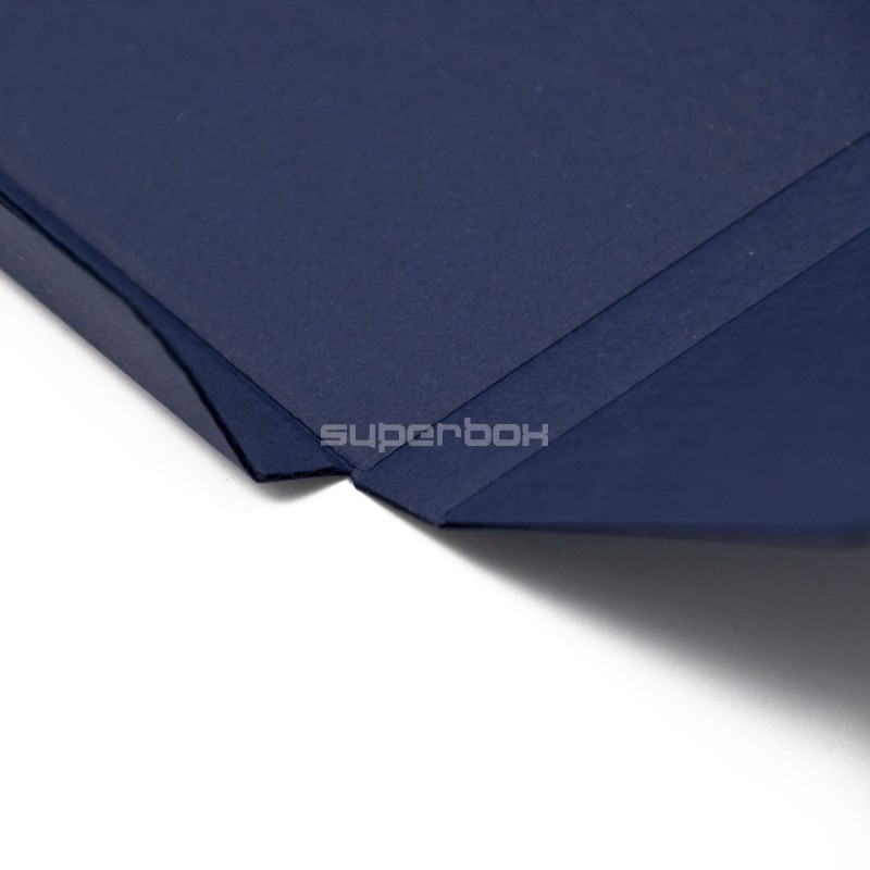 Marineblauer Umschlag zum Verpacken von Schmuck