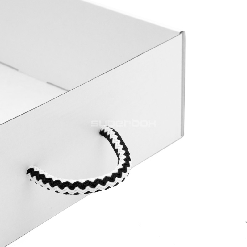 Weiße Koffer-Geschenkbox mit rechteckigem Fenster