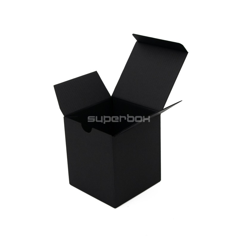 Kleine schwarze Box zum Verpacken von Kerzen
