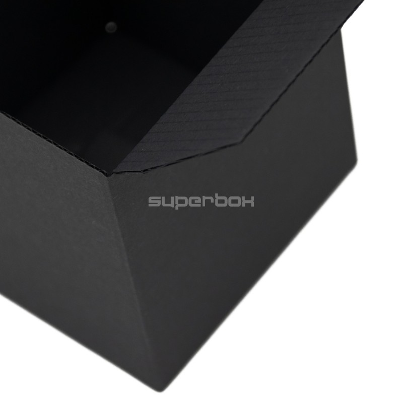 Kleine schwarze Box zum Verpacken von Kerzen