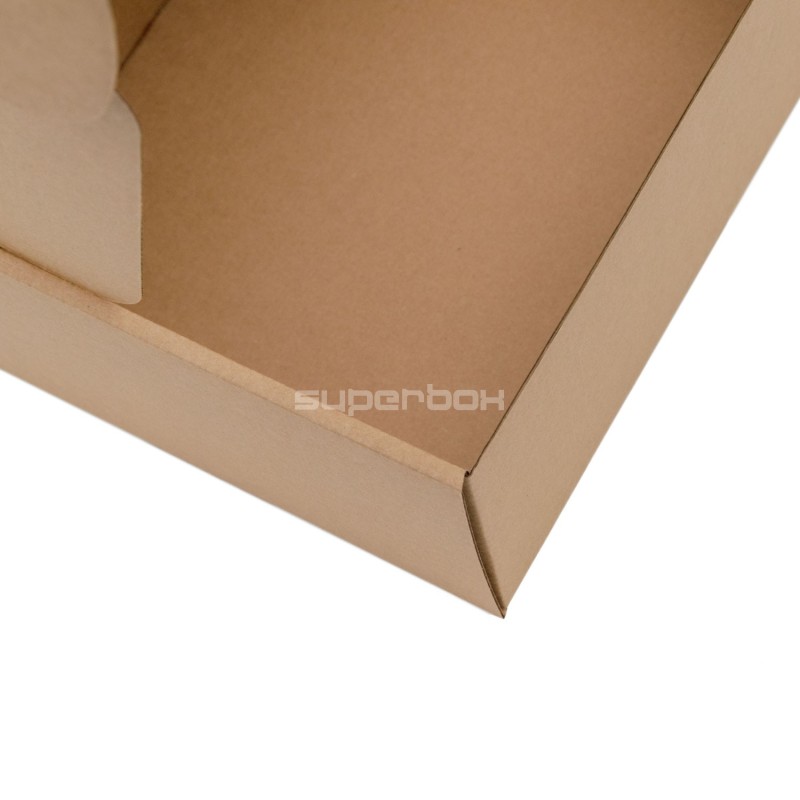 Braune Kartonbox mit PVC-Fenster