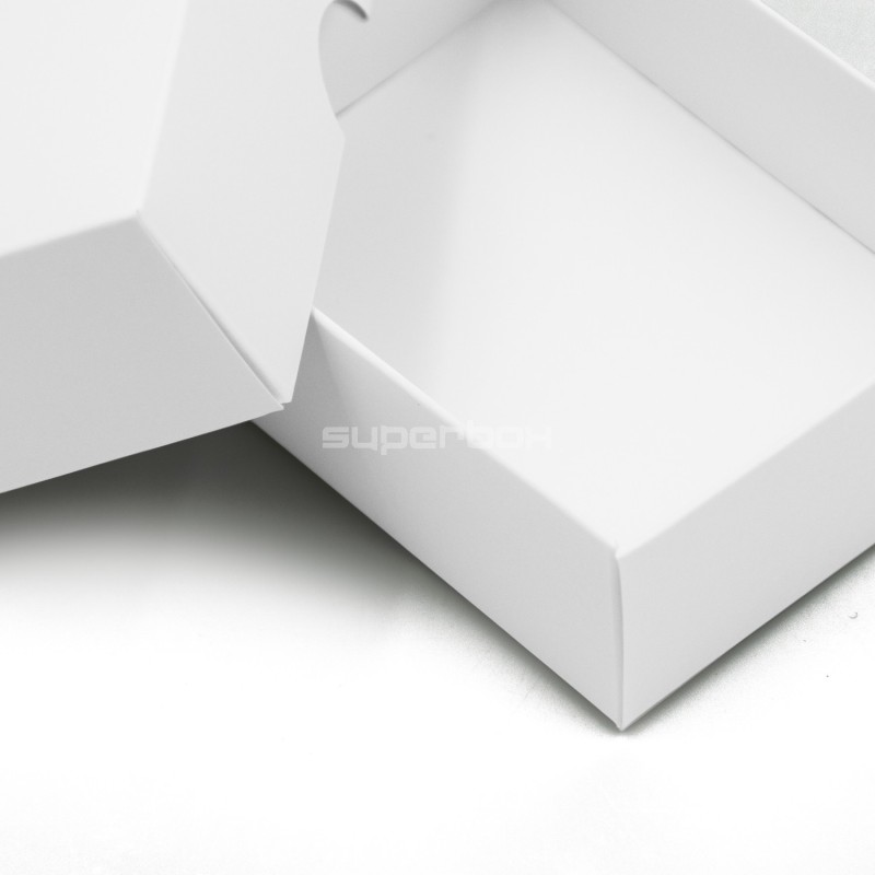 Weiße kleine rechteckige Geschenkbox