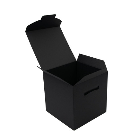 Große schwarze würfelförmige Box