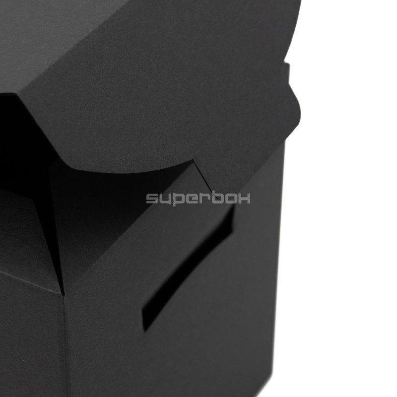 Große schwarze würfelförmige Box