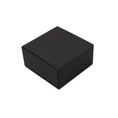 Schwarze Box mit Einschub für ein Glas