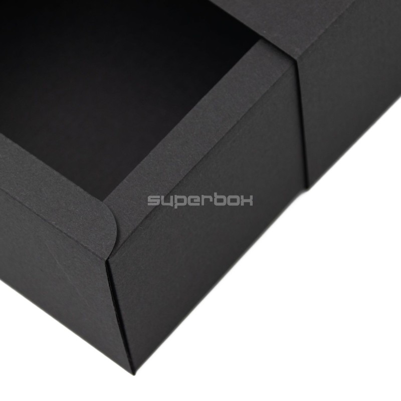 Schwarze Box mit Einschub für ein Glas