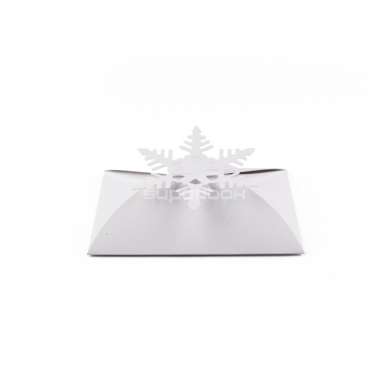 Weiße Weihnachtskartenumschlag mit Schneeflocke