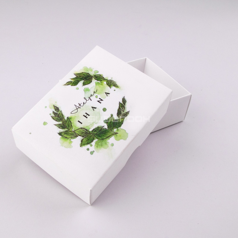 Weiße kleine rechteckige Geschenkbox