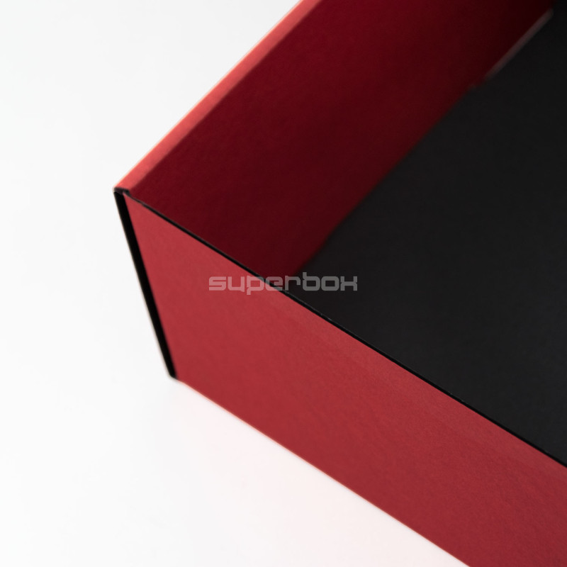 Rote Geschenkbox mit Fenster für Flasche