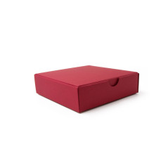 Kleine quadratische Geschenkbox aus rotem dekorativem Karton