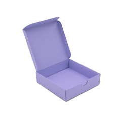 Kleine quadratische Geschenkbox aus violettem dekorativem Karton