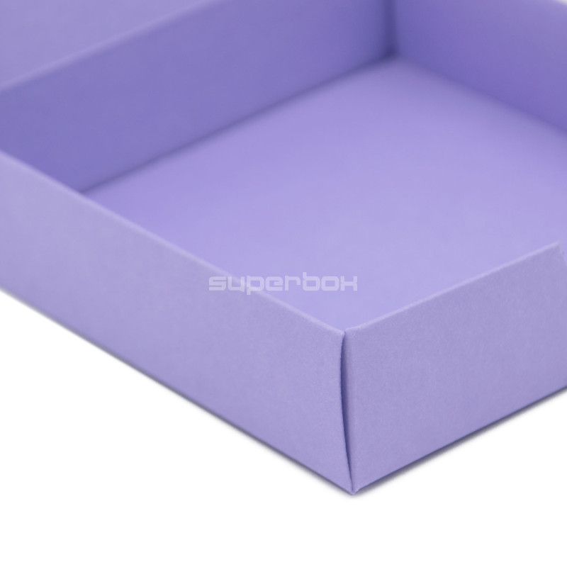 Kleine quadratische Geschenkbox aus violettem dekorativem Karton
