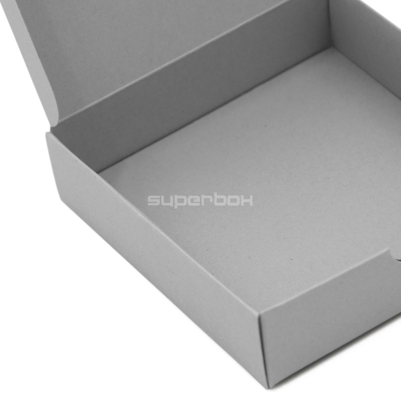 Kleine quadratische Geschenkbox aus grauem dekorativem Karton
