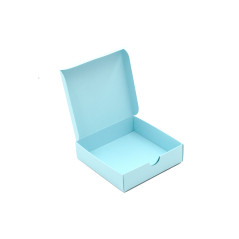 Kleine quadratische Geschenkbox aus hellblauem dekorativem Karton