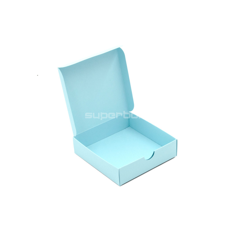 Kleine quadratische Geschenkbox aus hellblauem dekorativem Karton