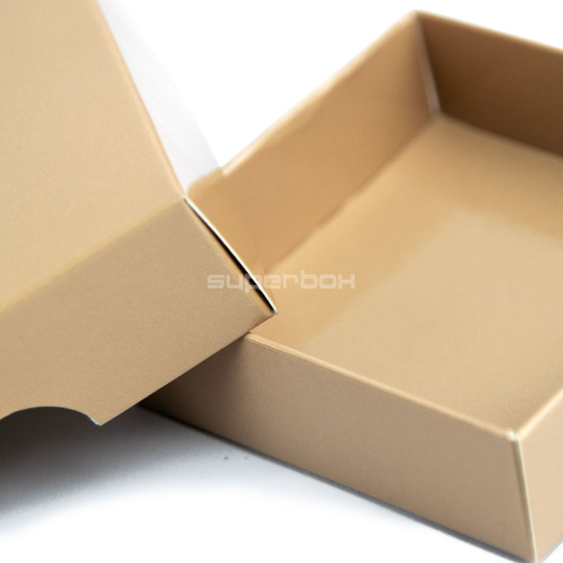 Zweiteilige kleine quadratische sandfarbene Kartonbox
