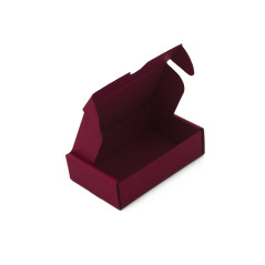 Kleine kirschrote Box zum Verpacken kleiner Artikel