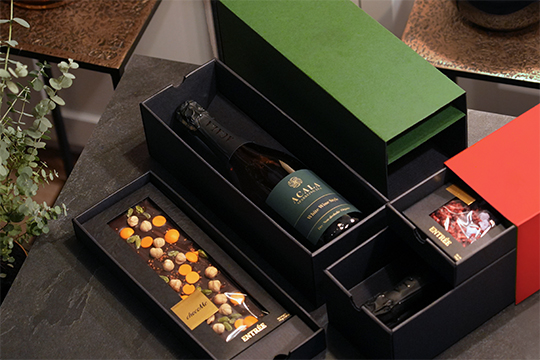 Christmas drawer gift boxes – luxurious packaging solution for gifts Gift boxes with drawers containing a bottle and chocolate