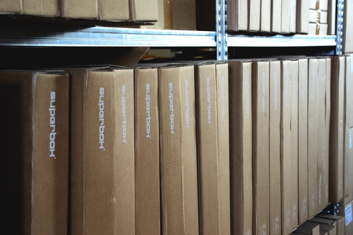 SUPERBOX-Kartonverpackungen mit Firmenlogos für eine nachhaltige und professionelle Produktlieferung.