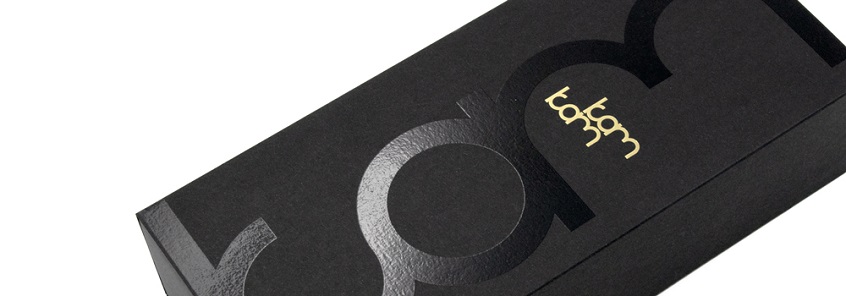 UV-Druck auf einer schwarzen Schachtel