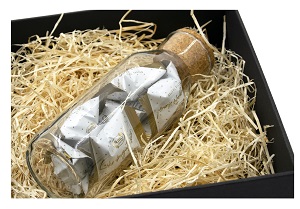 Befüllung einer Geschenkbox mit Holzspänen