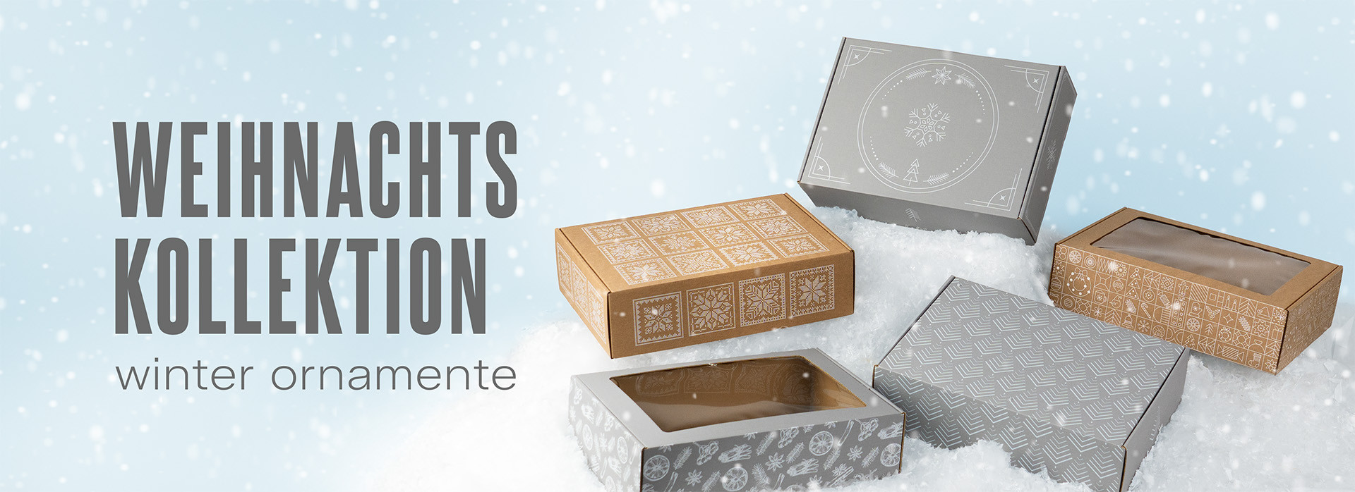 Fünf Geschenkboxen auf Schnee vor einem hellblauen Hintergrund. Links steht der Text: „Weihnachtskollektion winterornamente“.