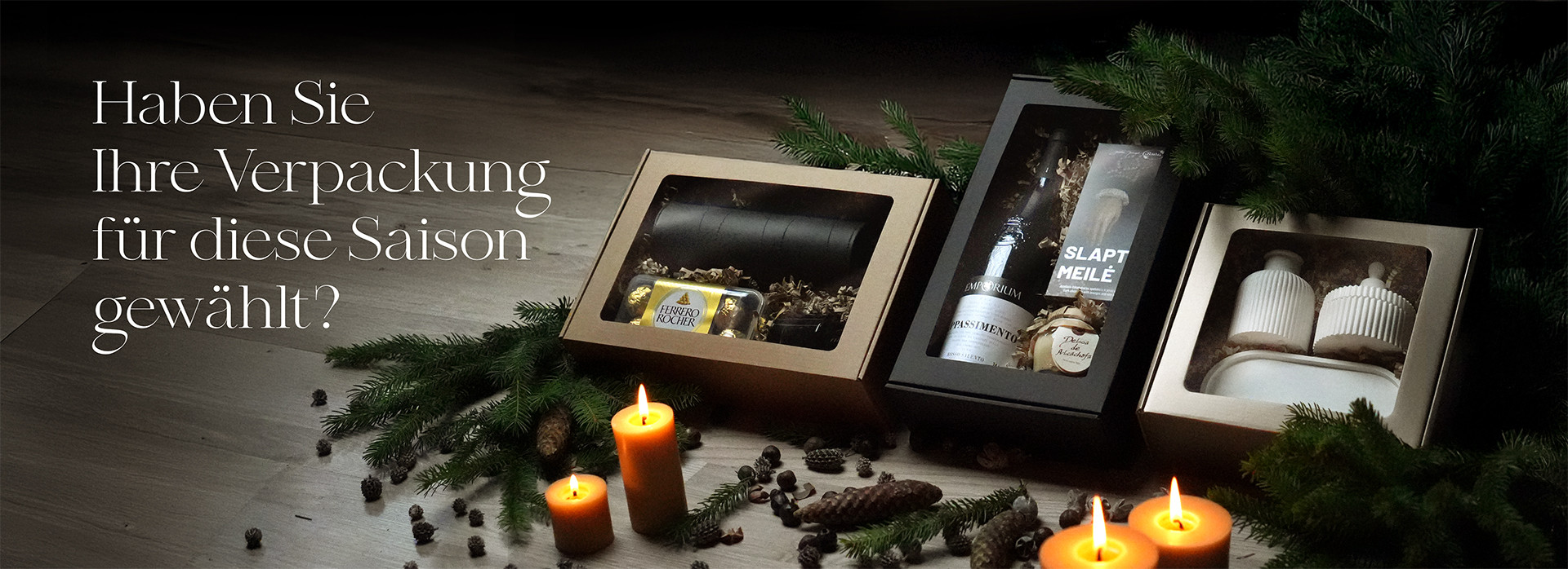 Drei elegant verpackte Geschenkboxen mit Kerzen und Kieferndekorationen, begleitet von dem Text: „Haben Sie Ihre Verpackung für diese Saison gewählt?“